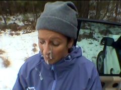 Кудрявый брюнетка дрочит парню вдали в снегу перед получением лицевого