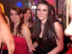 Похотливые порнозвезды получать эротическое на шипящей groupsex Party в клубе
