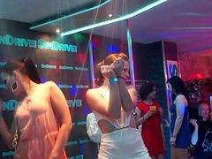 Интересные клубные вечеринки превращает грязный с девушками созерцая лесбиянство